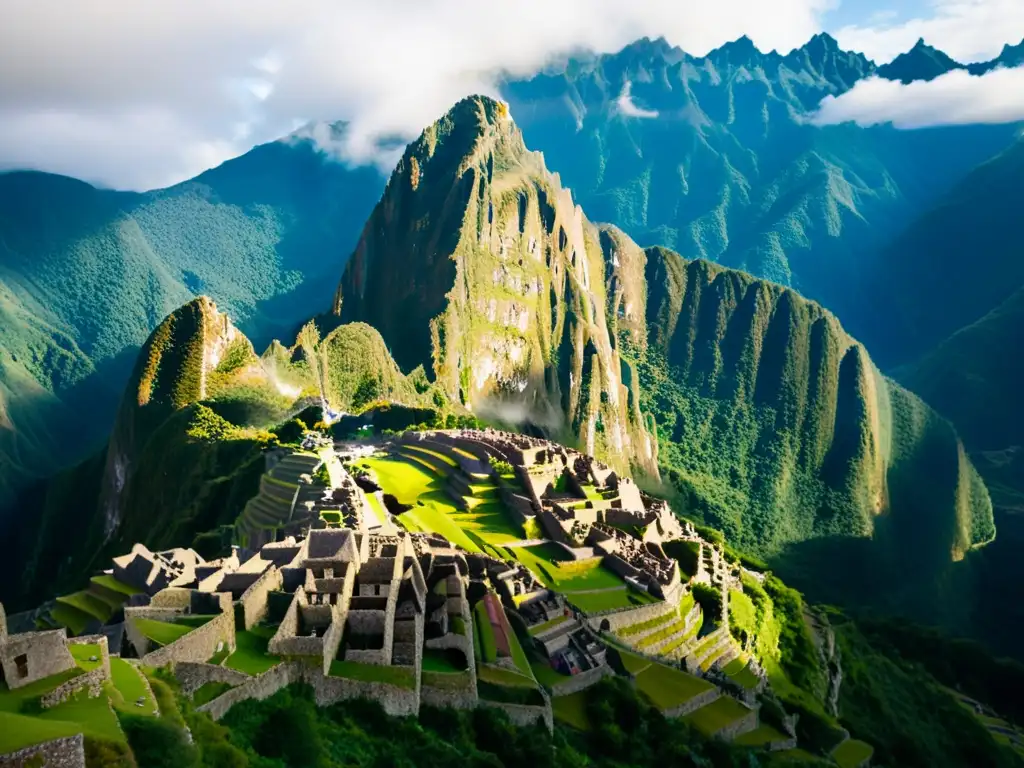 Vista aérea de Machu Picchu entre montañas verdes, neblina matutina y figura solitaria